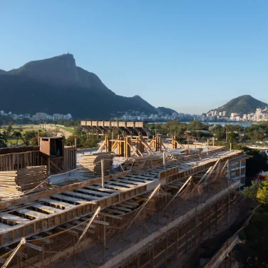 Obra por administração: o que é e como funciona? Conheça o modelo de negócios da Mozak