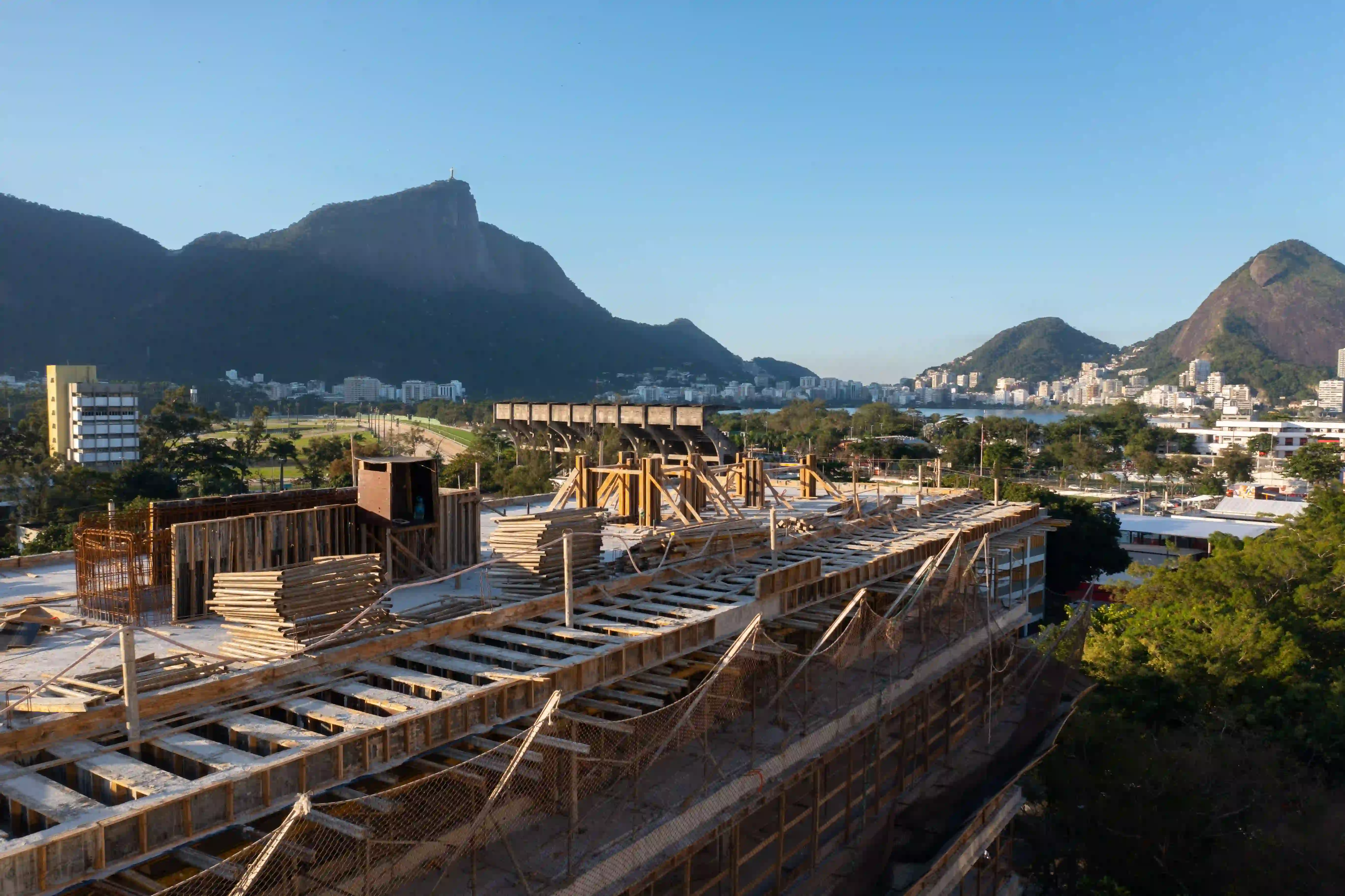 Obra por administração: o que é e como funciona? Conheça o modelo de negócios da Mozak